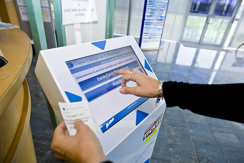 La clinique du Mail installe la gestion de file d'attente avec distribution de tickets